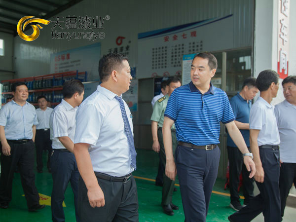 嘉祥縣縣委書記周生宏，視察天蘊漆業(yè)公司
