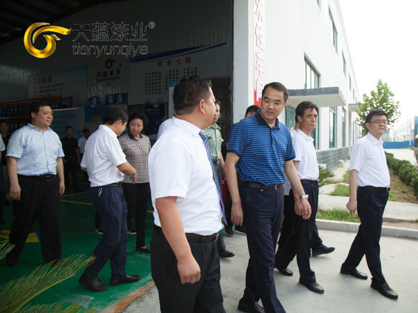 嘉祥縣縣委書記周生宏，視察天蘊漆業(yè)公司