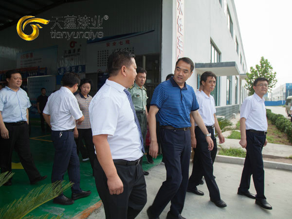 嘉祥縣縣委書記周生宏，視察天蘊漆業(yè)公司