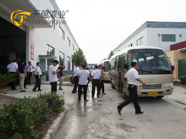 嘉祥縣縣委書記周生宏，視察天蘊漆業(yè)公司