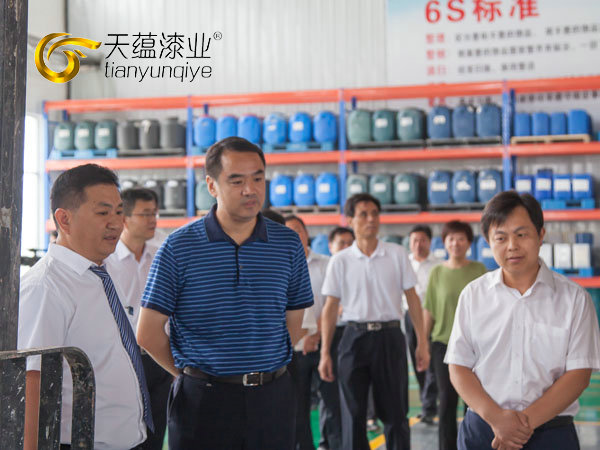 嘉祥縣縣委書記周生宏，視察天蘊漆業(yè)公司